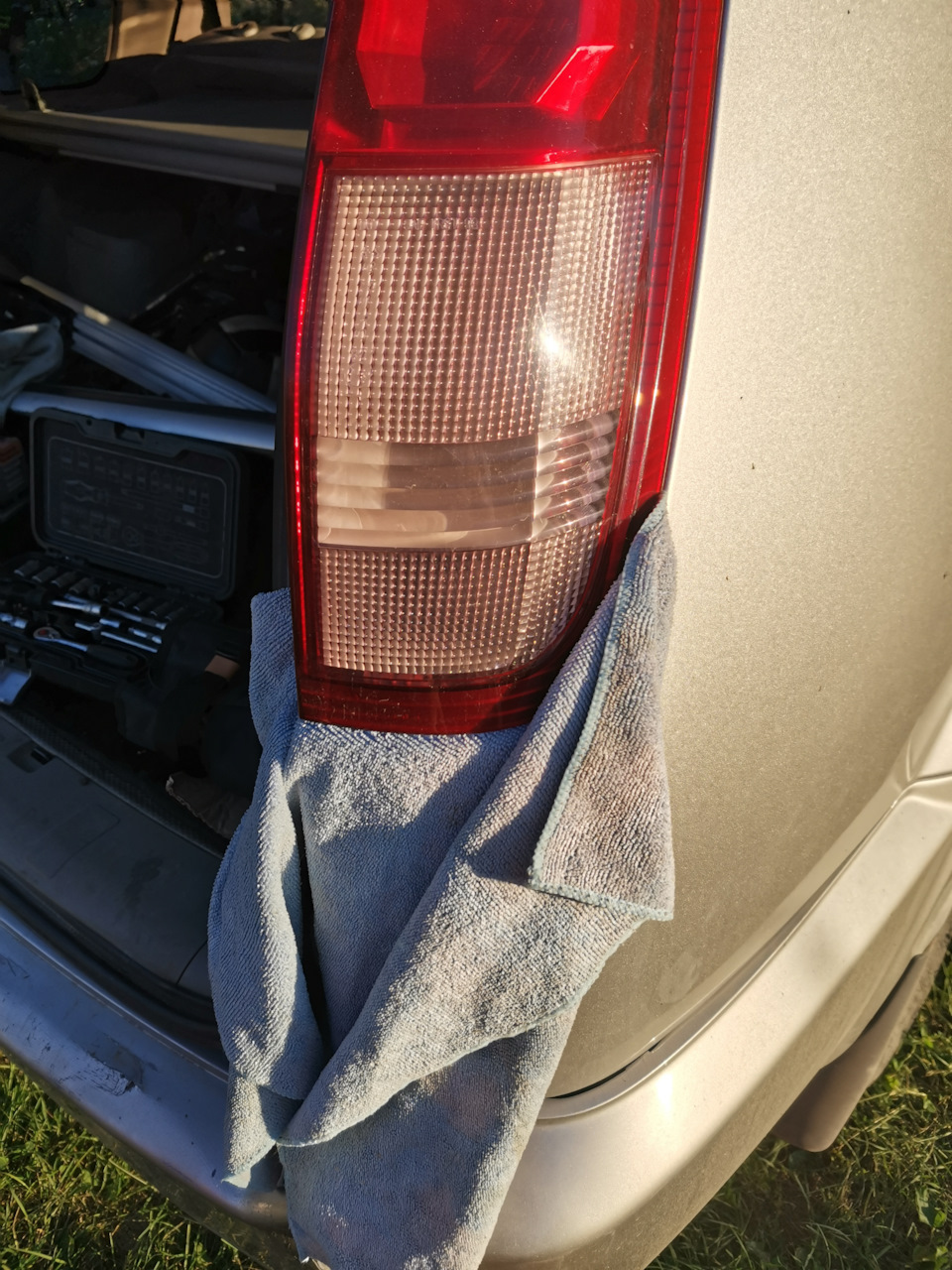 замена лампочки стопа — Nissan X-Trail I (t30), 2 л, 2005 года ...