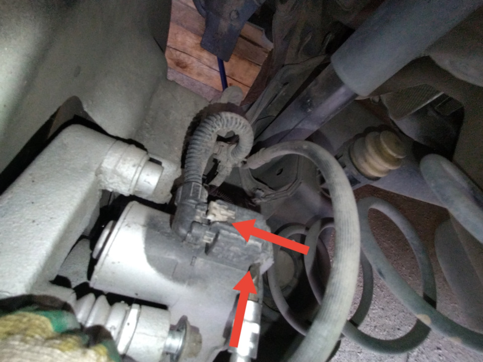 Снимаем фишку с электро ручника. Серую защиту с фишки отводим в сторону и одновременно нажимая на неё, другой рукой помогаем отверткой отщелкнуть фишку. Снимать и ставить оказалось тяжелее, чем вдавить поршень! Просто там грязь и песок… — Opel Grandland X