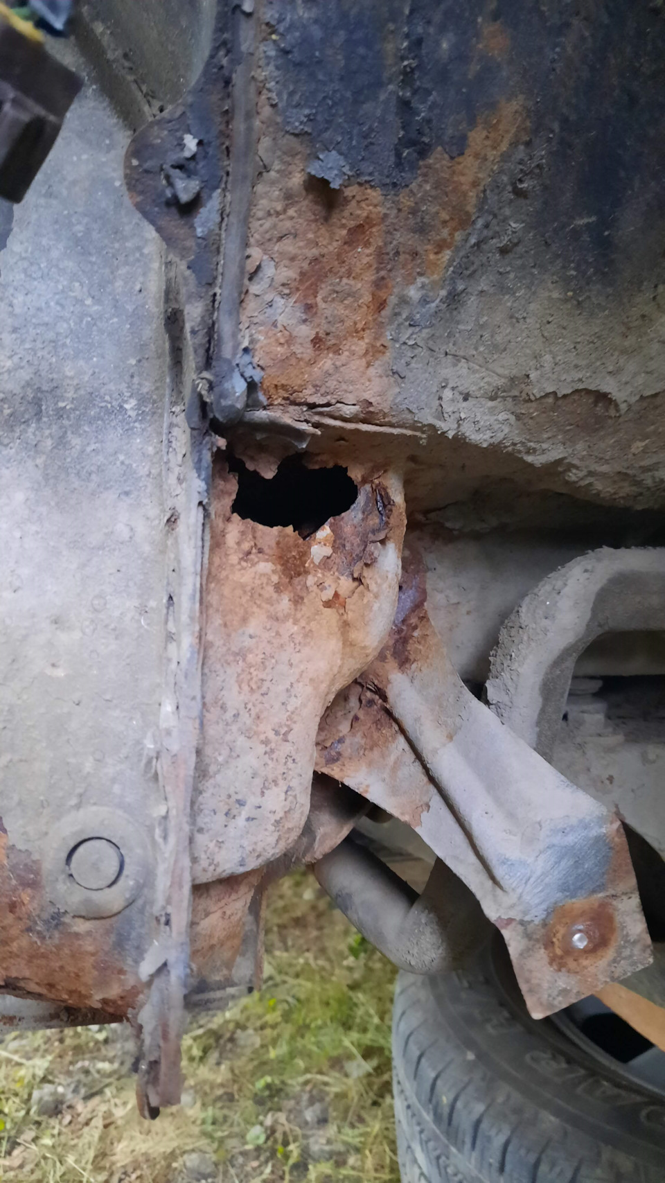 Карман между поперечиной кузова и порогом — Toyota Land Cruiser 100