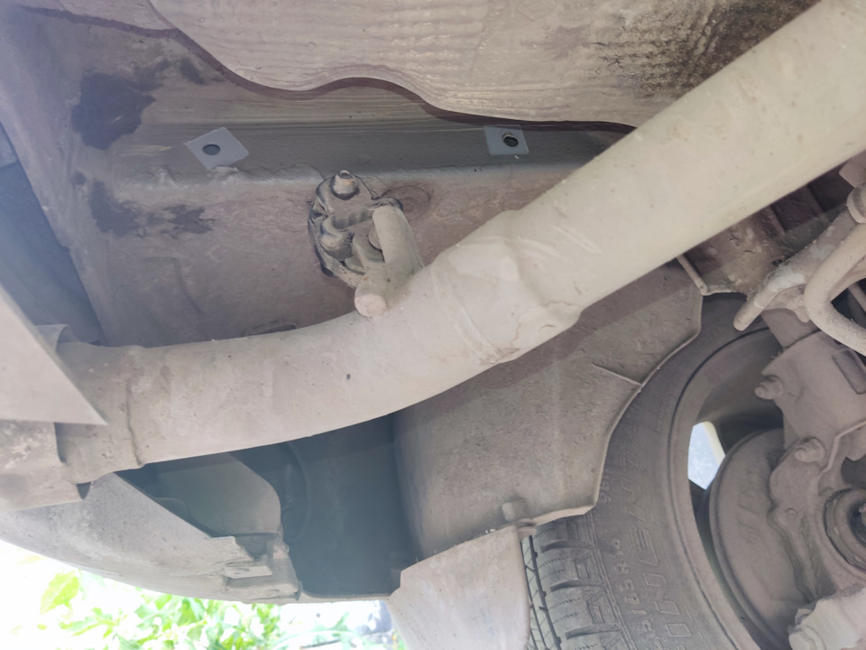 Технологические наклейки с левой стороны. — Nissan Terrano III