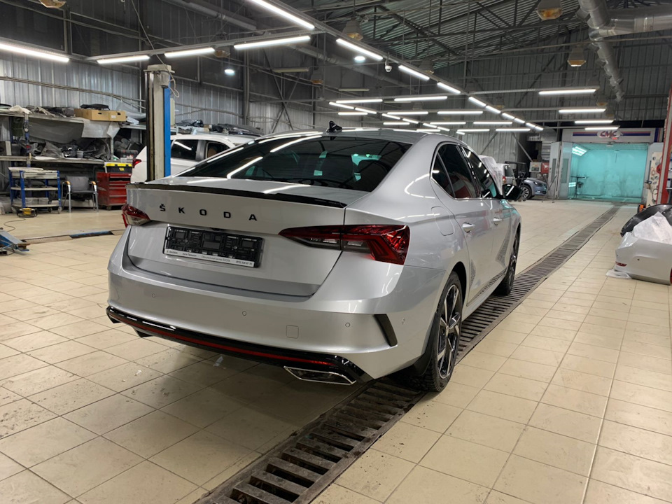 пример серебристого цвета и хромированных насадок (пока только правая) — Skoda Octavia A8 Mk4