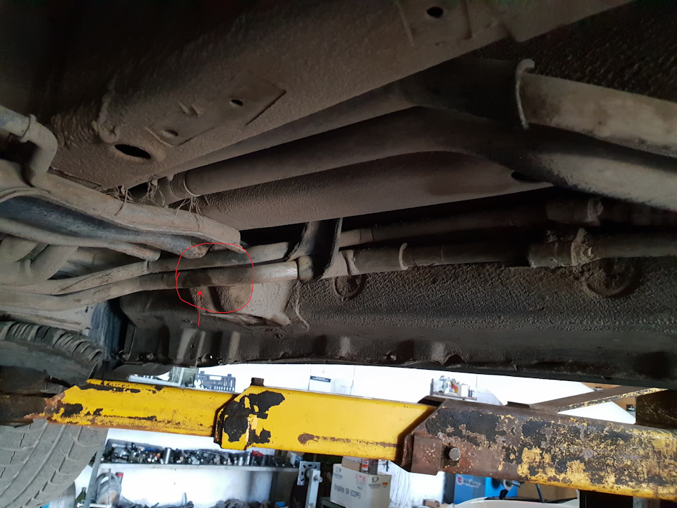 заправили и давай ещё раз осматривать, нашли внизу пару дырочек — SsangYong Rodius