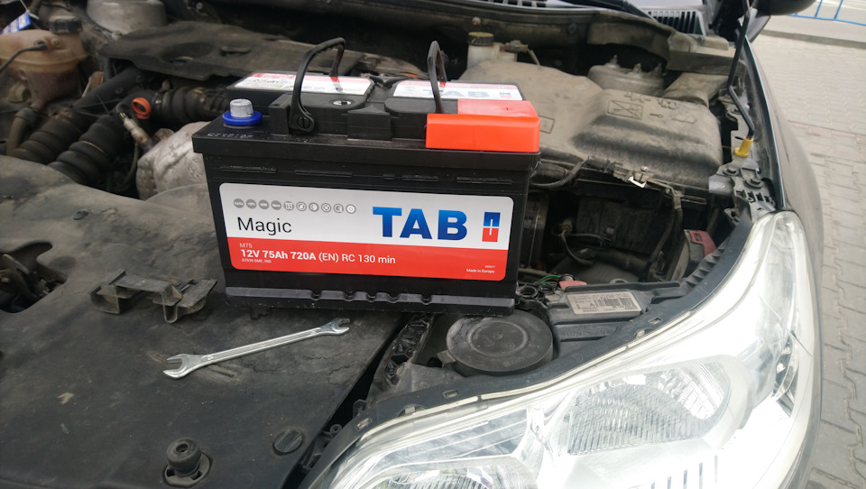 Погас зеленый огонек его души. Меняем аккумулятор. — Citroen C5 (2G), 1 ...