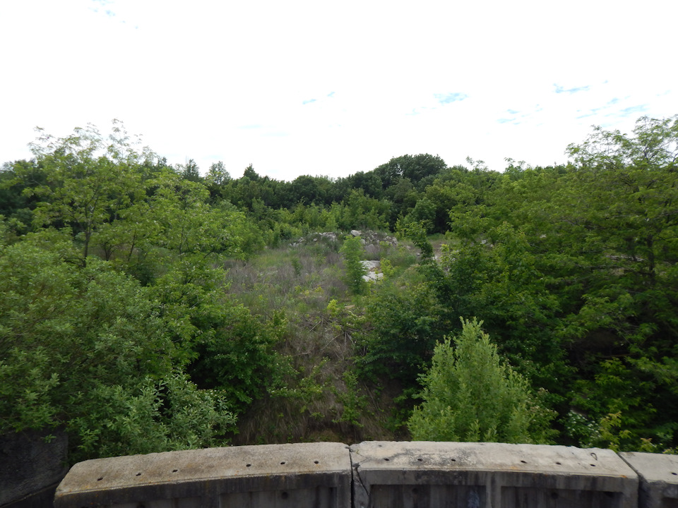 Вокруг центральных шахт есть развалины сооружений поменьше и подземные коридоры которые соединяют весь комплекс. — Nissan X-Trail II (t31)