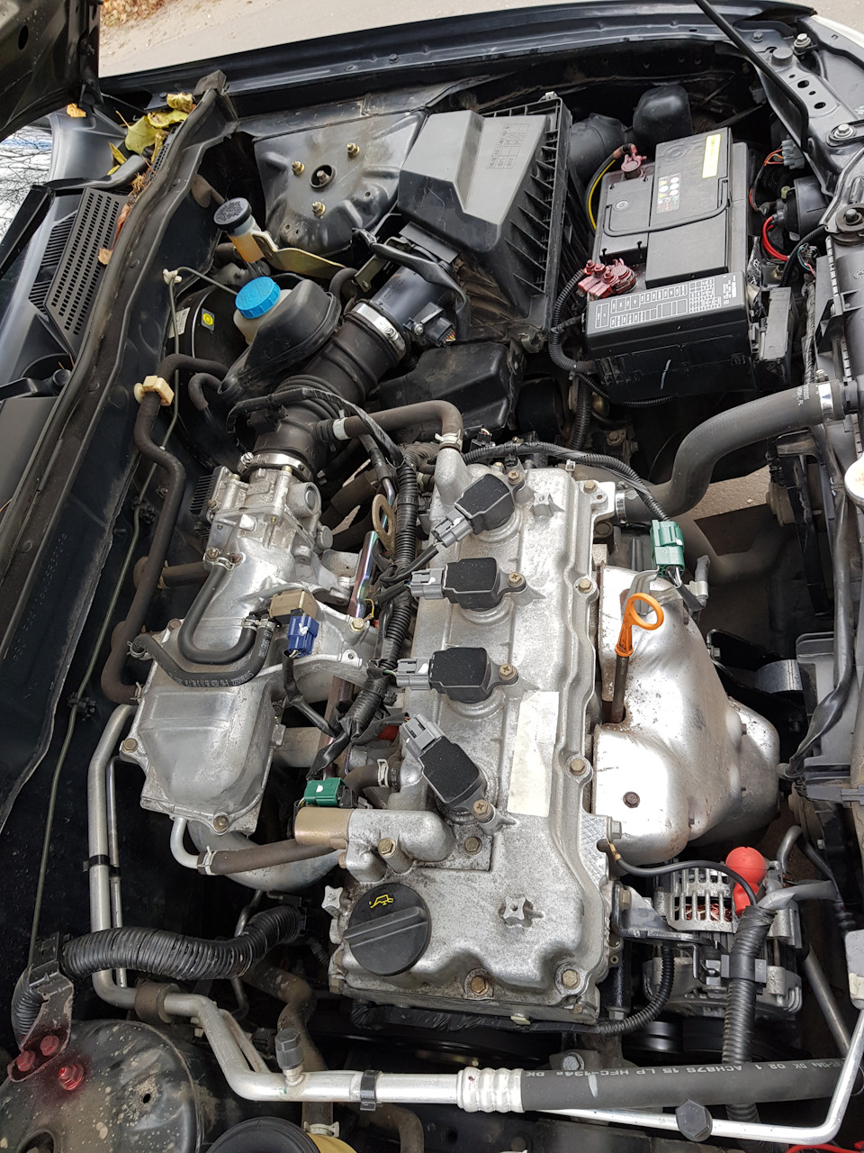 Вид подкапотки, ошибся ковром — Nissan Almera II (N16), 1,5 л, 2005 ...