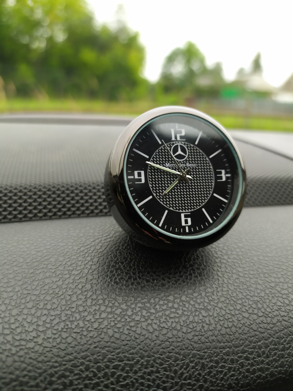 Установить часы в автомобиль. Часы Mercedes f1 e2001. Часы Мерседес авто. Часы «автомобиль». Часы на автомобиль Мерседес.