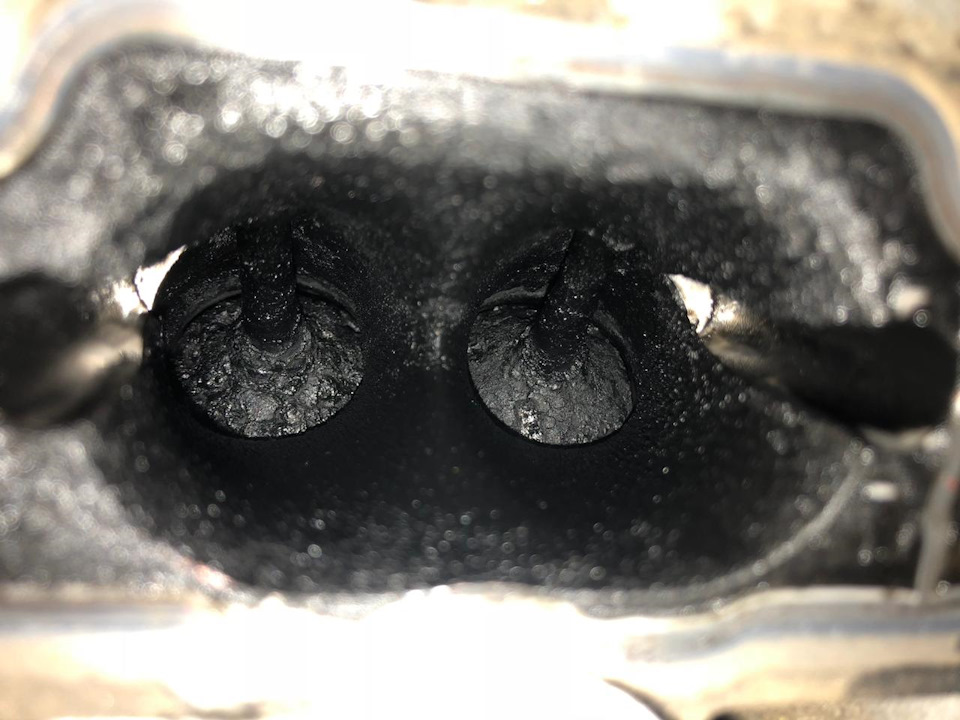 Чистка впускных клапанов. Нагар на клапанах тигуан 2 0. Tfsi чистка клапанов. Разделитель клапана тигуан 1. 4 tsi caxa.