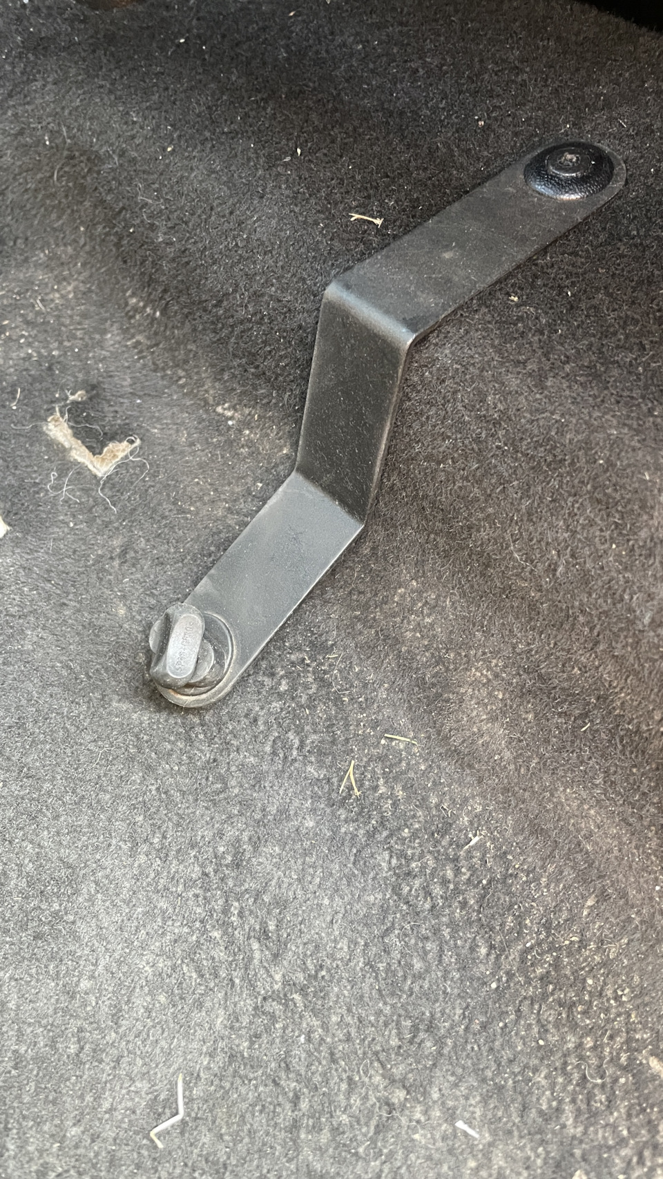 Если это не штатный крепеж, поправьте меня, что это?) — Mazda 3 (1G) BK