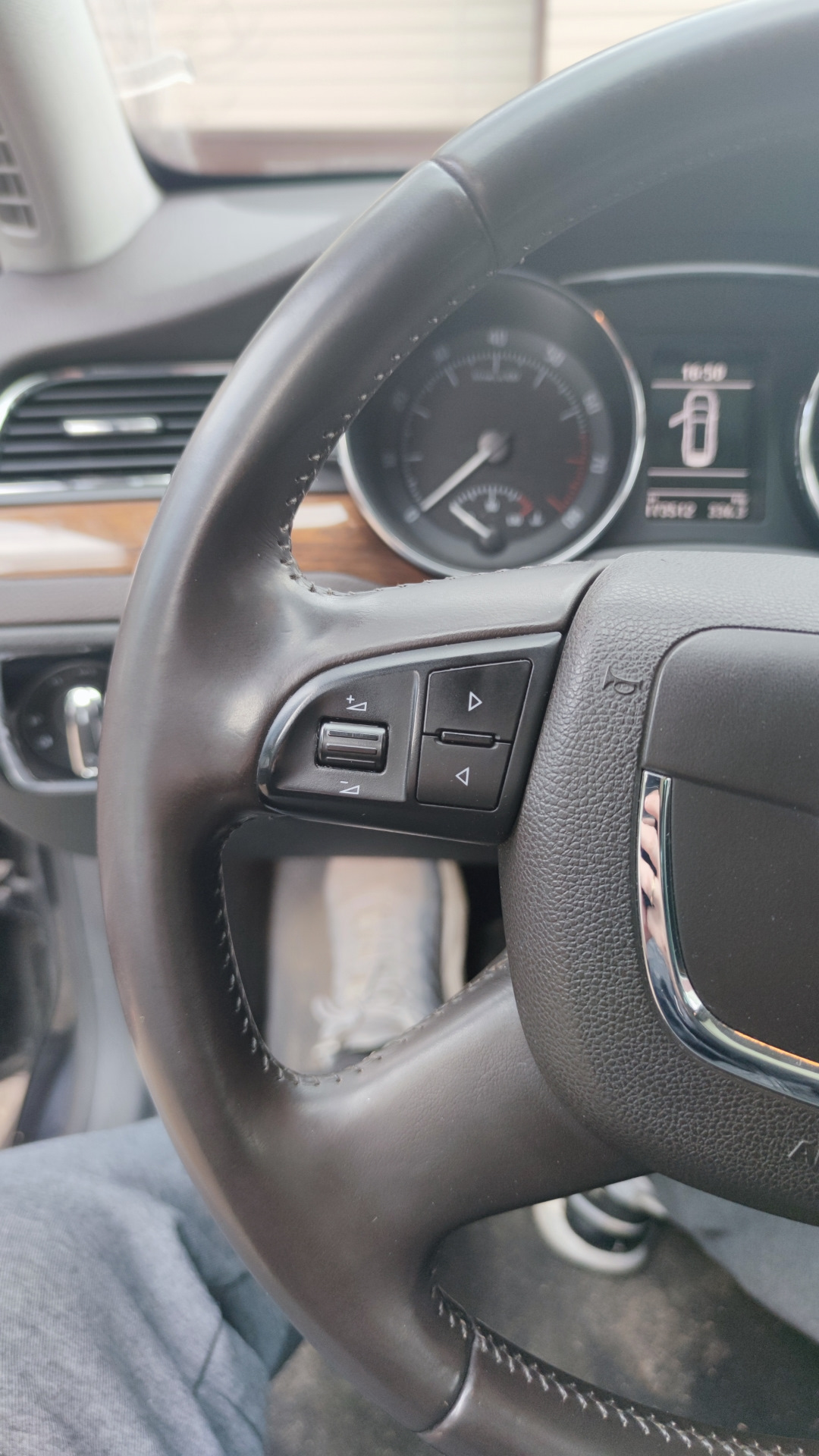 Уход за кожей — Skoda Superb Combi (Mk2), 2 л, 2012 года | мойка | DRIVE2