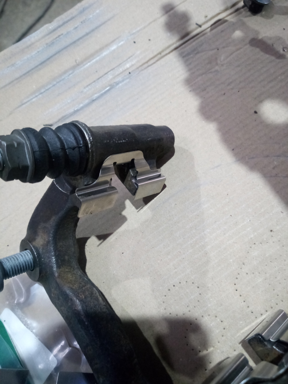 Вот тут пыльники из комплекта направляек ТРВ, неправильные. — Skoda Octavia Combi A4 Mk1