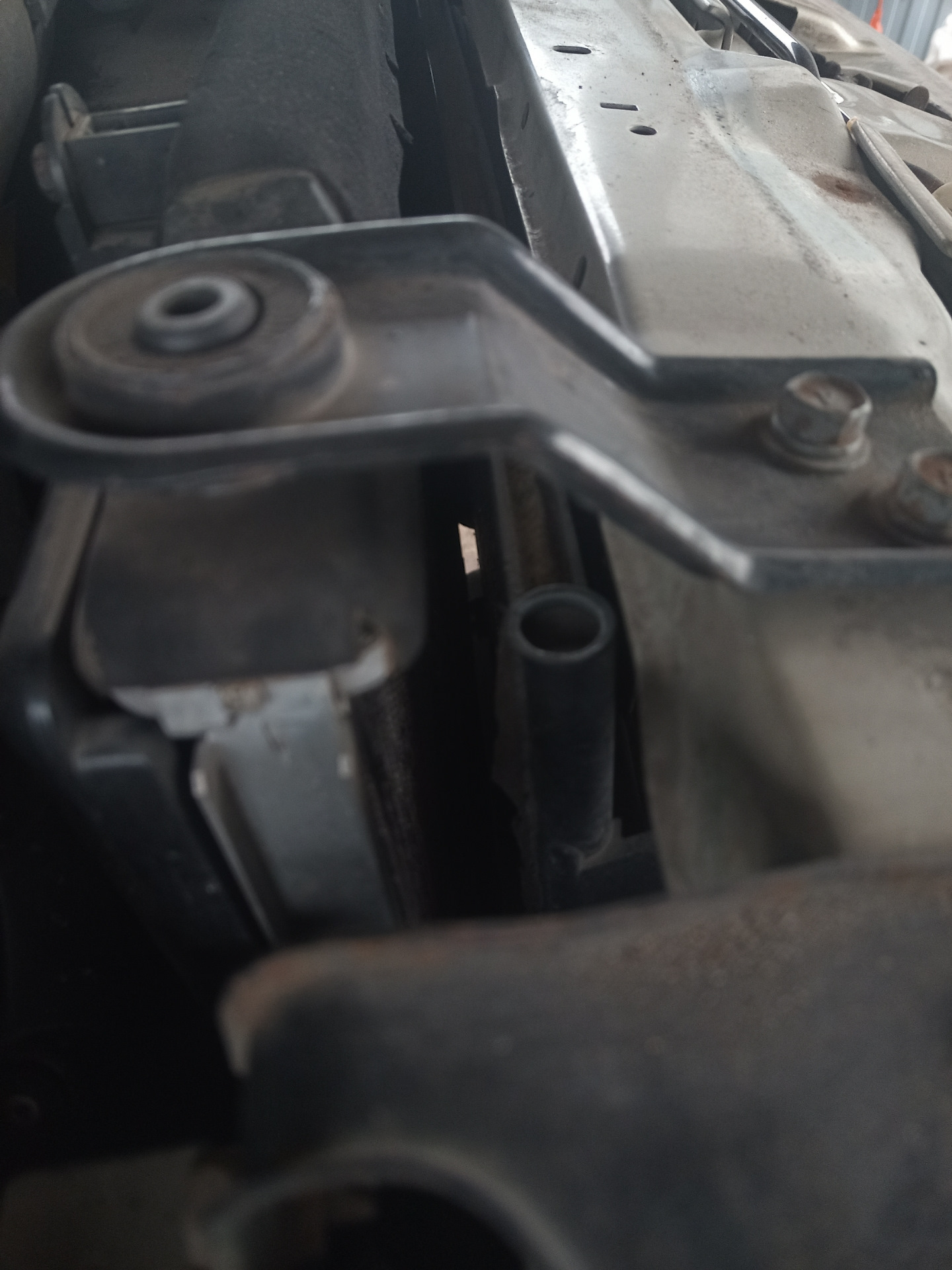 13. Уплотнитель радиатора — Mitsubishi Pajero (4G), 3,2 л, 2008 года ...