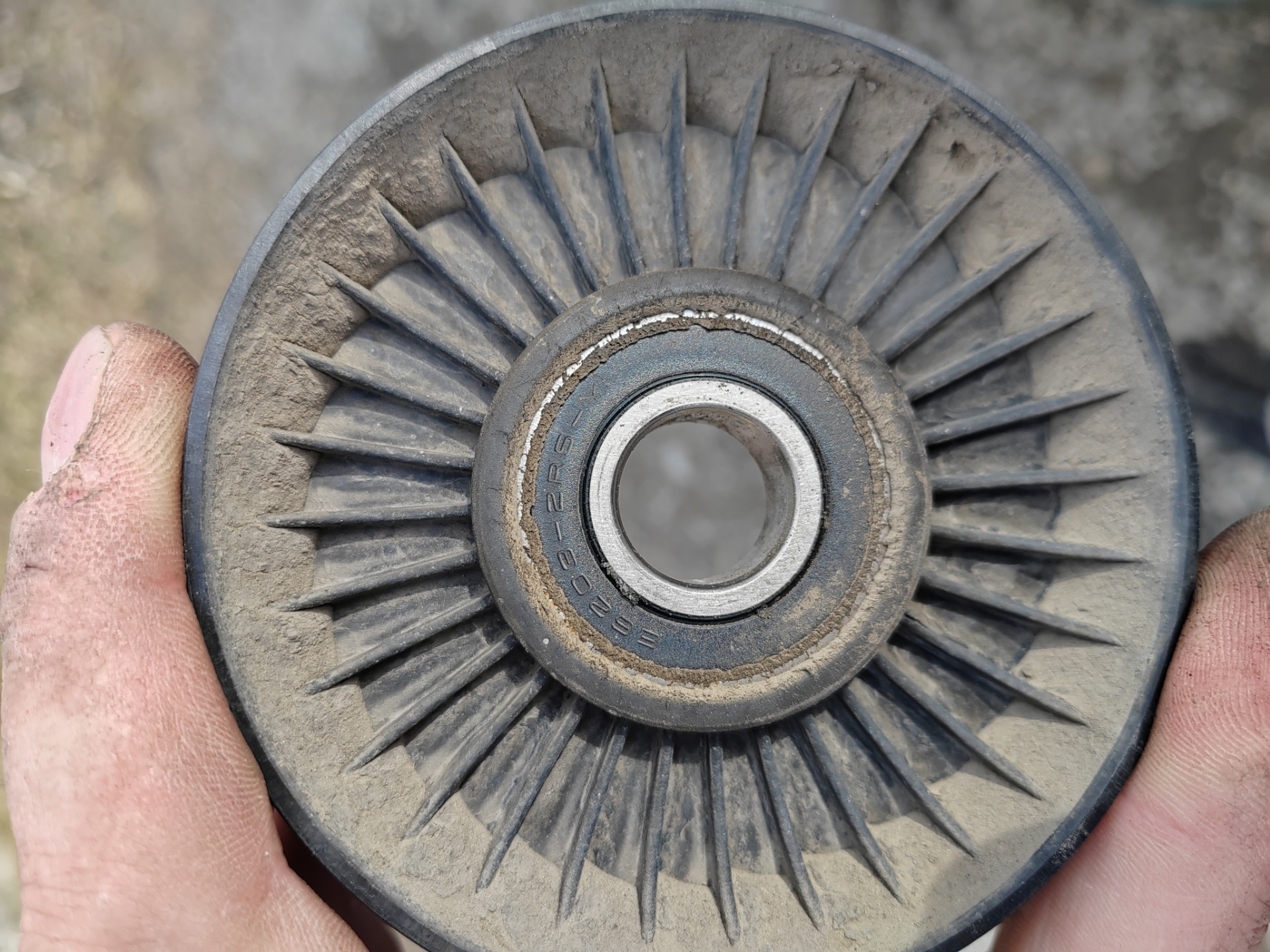 Замена обводного ролика и ролика натяжителя — Mercedes-Benz E-class ...