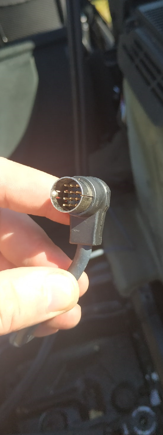 Неизвестный провод под обшивкой + аварийное открытие лючка бензобака ...