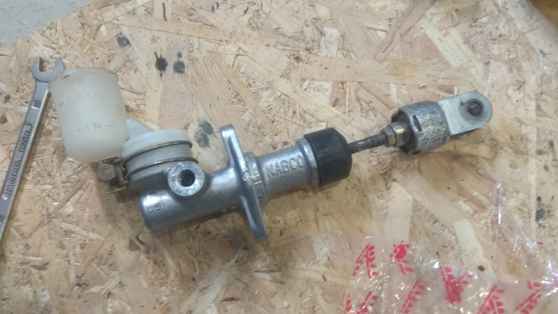 Главный цилиндр сцепления паджеро спорт 1. Главный цилиндр сцепления ниссан х трейл т31. Pajero 2 главный цилиндр сцепления. Главный цилиндр сцепления паджеро 2. Главный цилиндр сцепления паджеро.