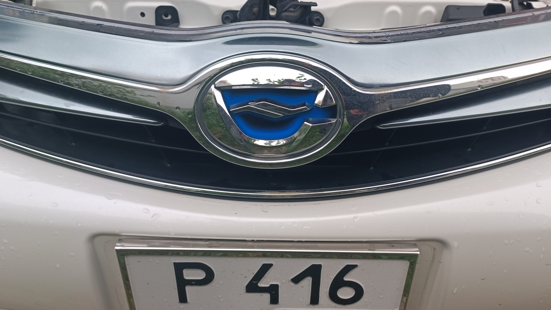 Эмблема королла — Toyota Corolla Fielder Hybrid, 1,5 л, 2014 года ...