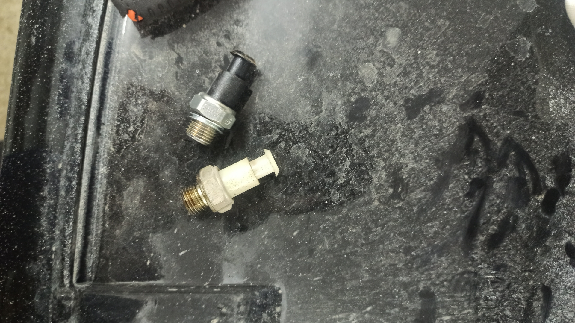 Замена Датчика давления контрольной лампы, дребезг стекол и хомут на ...