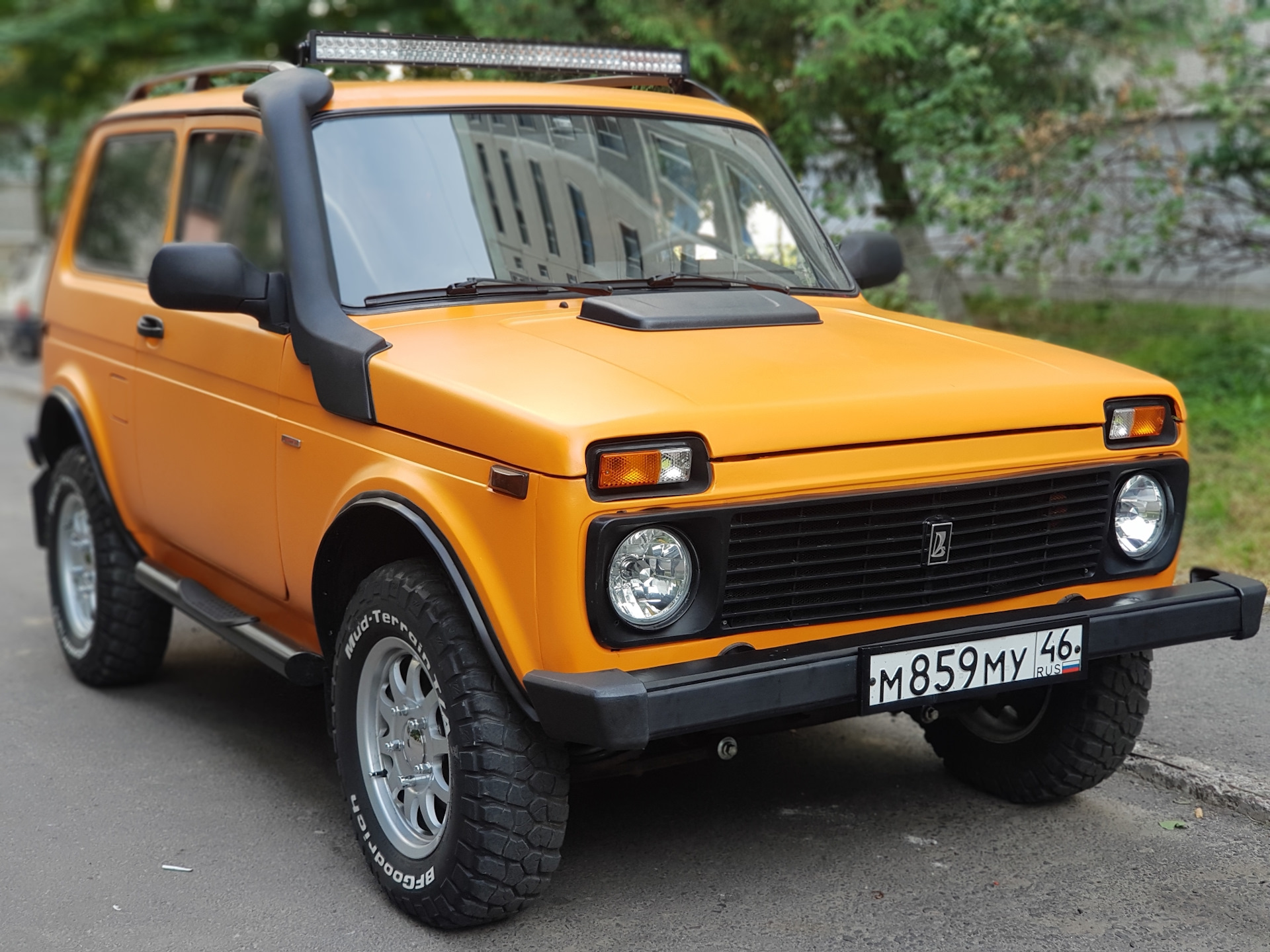 Нива тревел тюнинг. Шноркель Lada 4x4 NP. Лада Нива Тревел 4x4. Лада 4 4 шноркель. Лада Нива Тревел шноркель.