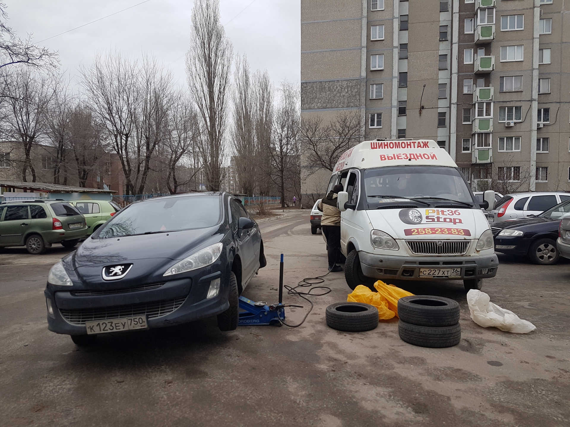 Выездной шиномонтаж круглосуточно. Выездной шиномонтаж. Услуга выездной шиномонтаж. Пит стоп выездной шиномонтаж. Выездной шиномонтаж картинки.