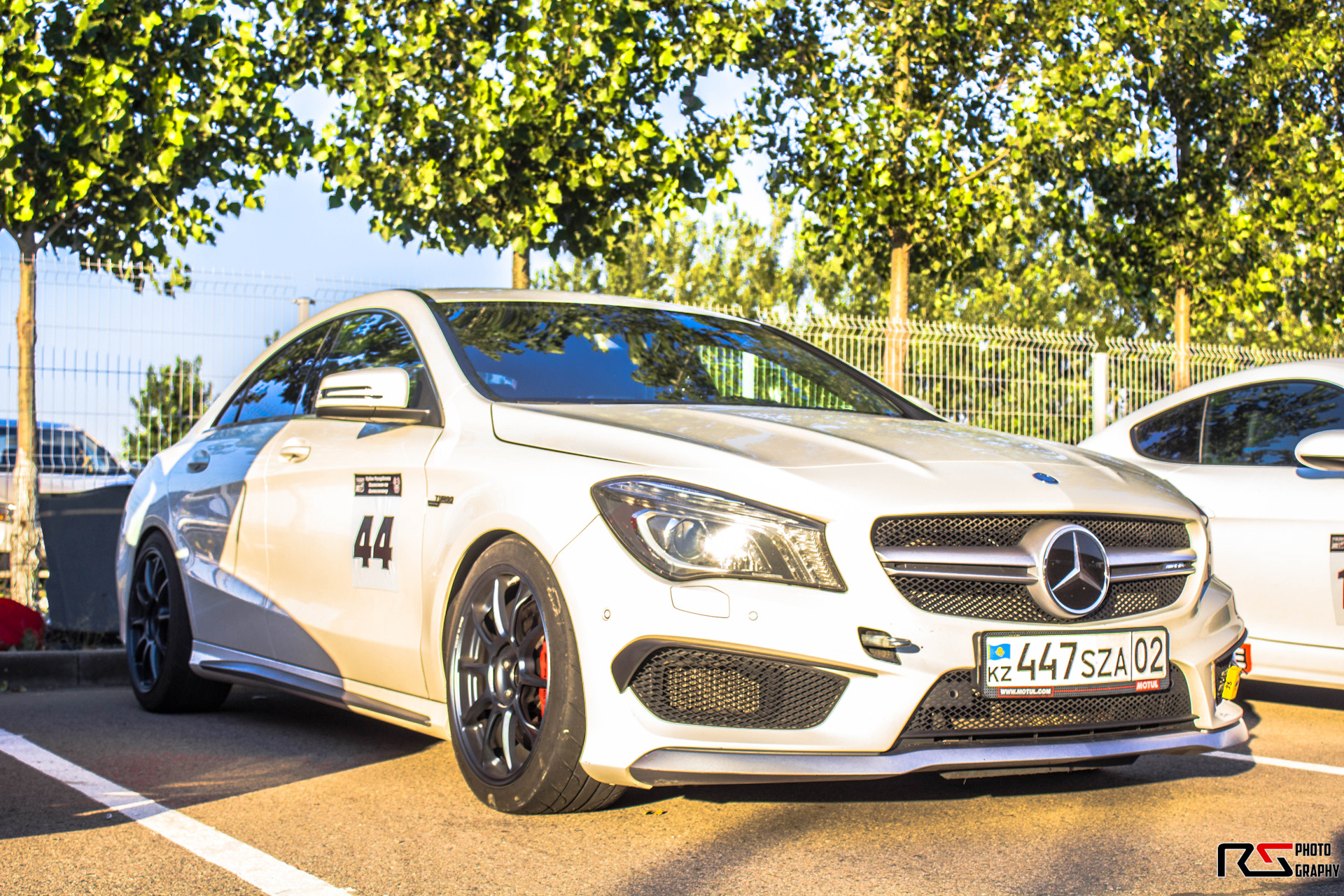 Мерседес казахстан. Мерседес Бенц CLA AMG 2. Двухцветные Тачки CLA 45 AMG. Гоночный Мерседес АМГ е63с. Мерседес е63 с Стэйдж 4.