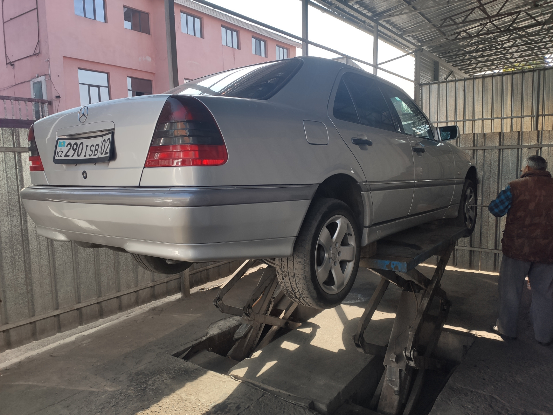 Замена колодок и регулировка фар. — Mercedes-Benz C-class (W202), 2,8 л ...