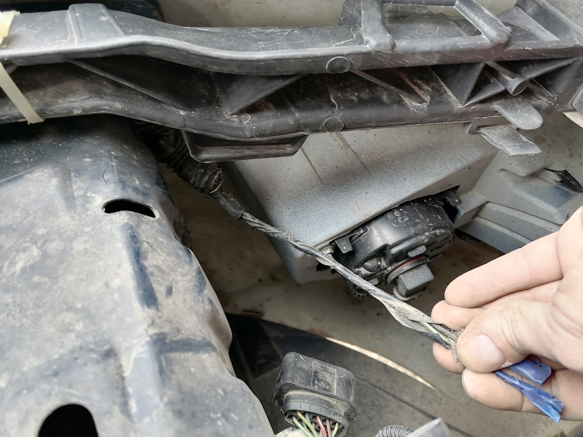 Снятие фары форд фокус 2 рестайлинг. Снять переднюю фару форд фокус 2. Зазор переднего крыла форд фокус 2 рестайлинг. Форд фокус 2 фара разъем отсоединить. Снять переднюю фару форд фокус 2.