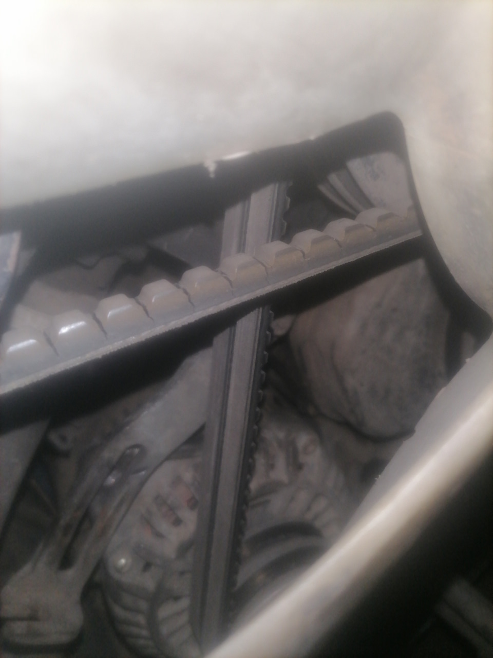 Натяжение ремней генератора. — Mitsubishi Delica (P35W), 2,5 л, 1990 ...