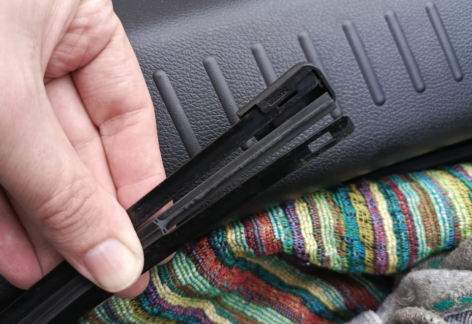 Как легко и просто поменять резинку в дворнике, без инструментов ...