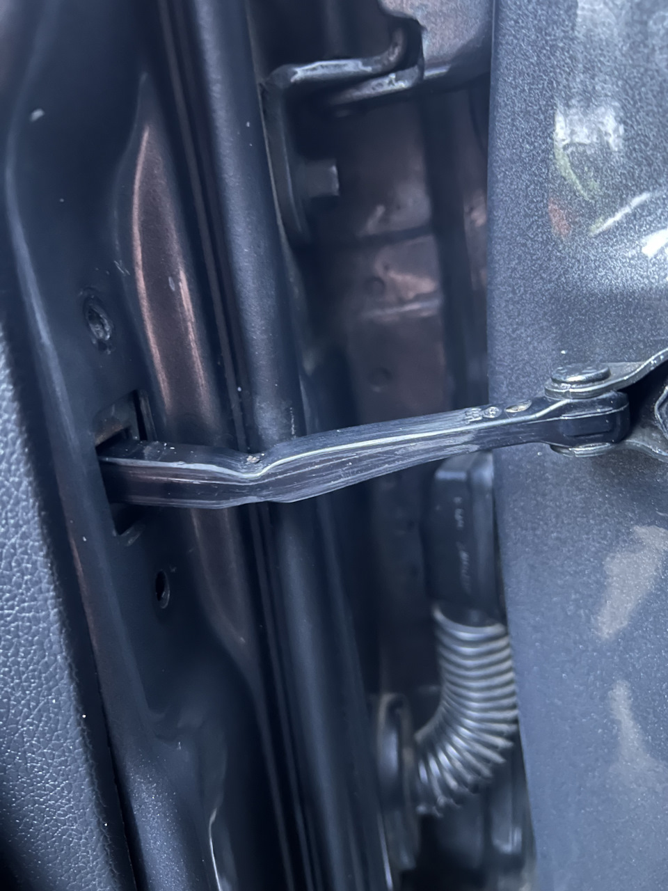 Болты выкрутились и свисали. — KIA Rio (3G)