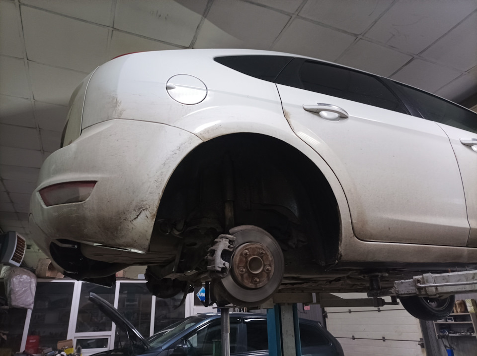 Замена задних сайлентблоков — Ford Focus Hatchback II, 1,8 л, 2010 года ...
