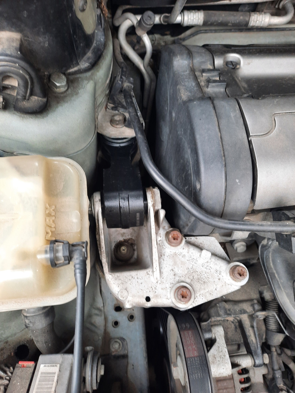 Замена нижней подушки двигателя и верхней растяжки — Peugeot 407, 2 л ...