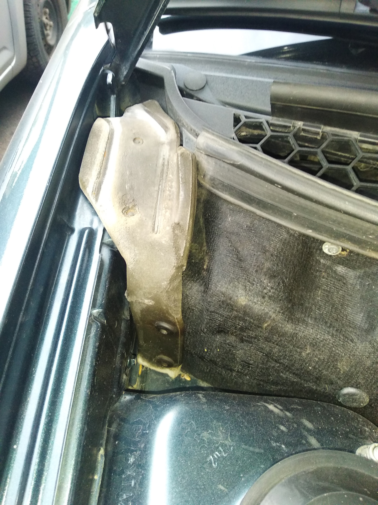 Внутренний Уплотнитель петель капота приора — Lada Приора седан, 1,6 л ...