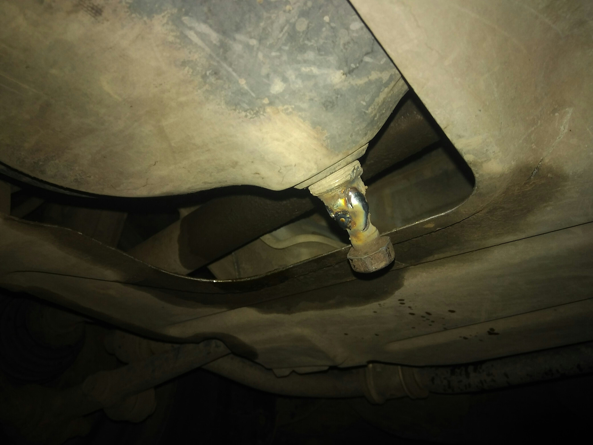 Как поменять масло в ладе калине. Замена масла калина 2. Масло в кпп калина 1 16 клапанов. Масло моторное калина 2 16 клапанов. Сливная пробка двигателя калина хэтчбек 1.