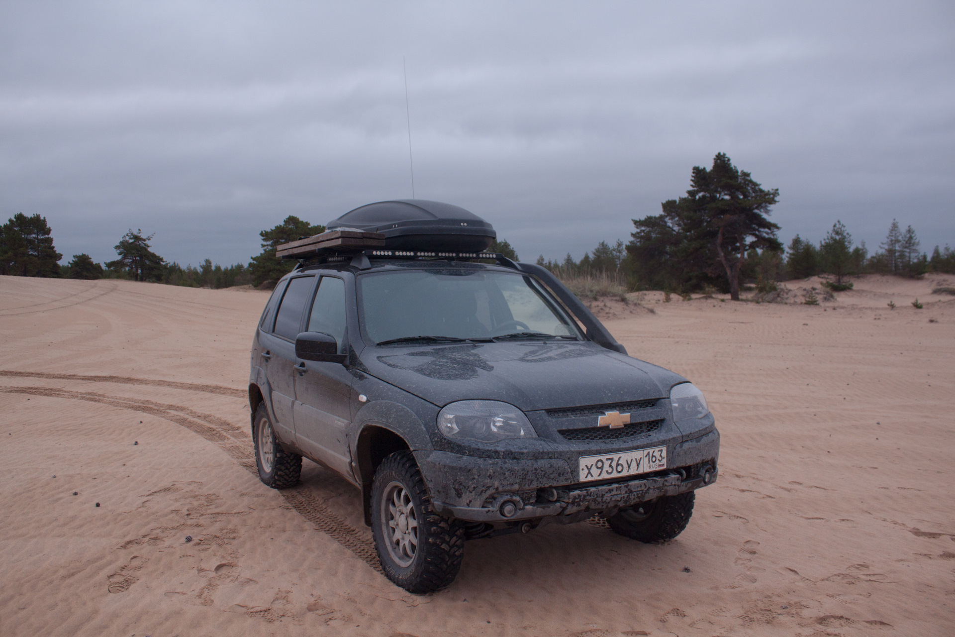 Шевроле нива тревел. Chevrolet Niva и Нива Travel. Шевроле Нива и Нива травкл. Диодная балка на ниву Шевроле. Лед балка на ниву Шевроле.