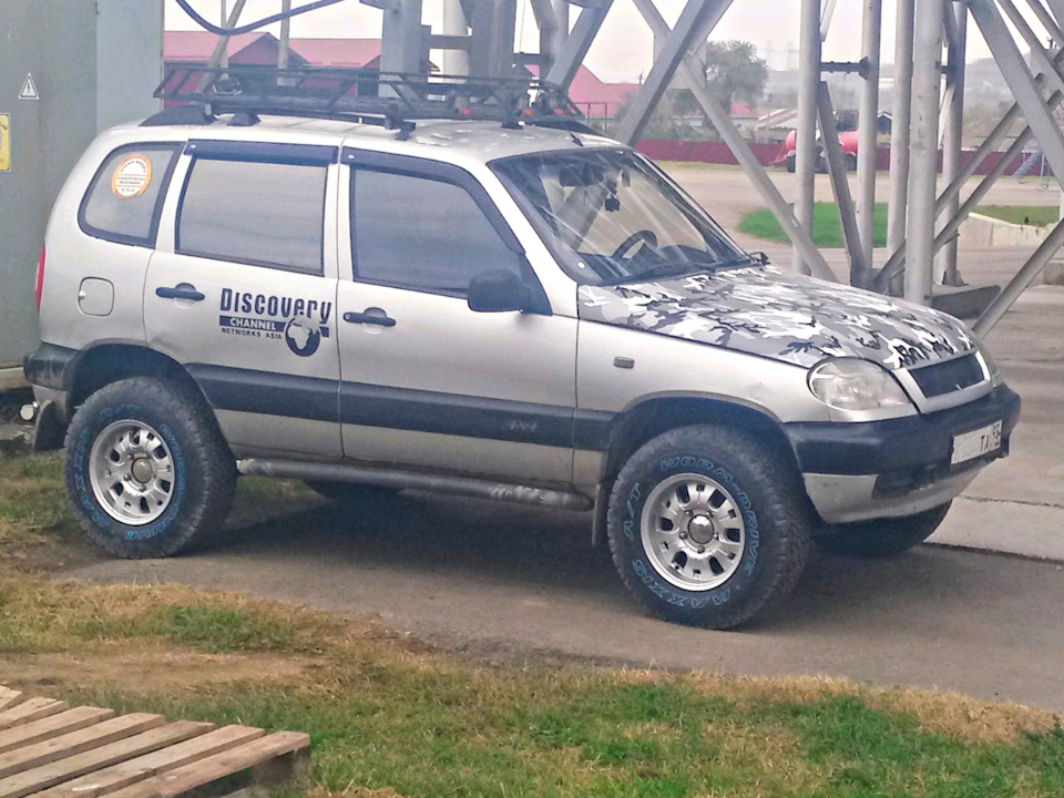 Maxxis на ниву шевроле. AwAAAgMf7 A 960. Maxxis на ниву шевроле фото. Maxxis на ниву шевроле-AwAAAgMf7 A 960. картинка Maxxis на ниву шевроле. картинка AwAAAgMf7 A 960. На пробеге в 100т.км(пробег резины) мои гудричи окончательно потеряли свой эстетический и практический вид.Озадачился я покупкой новой резины.Изначально планировал остаться на гудриче, но ценник кусался.Долгие поиски истины, обсуждения на форумах…И вот возникла идея испытать Maxxis AT980 в размере 235/75/15.Кстати новые диски 7.5j/15/et25 уже ждали своего часа.В общем, как я подумал:-самое сложное кончилось, осталось купить.И тут оказалось не всё так просто.Объездив весь город, все точки продаж выяснилось, что ни в наличии ни на заказ этой резины нет.Но всё решено, значит идём дальше.Как раз наметилась поездка за 200 км в г.Краснодар, вот там я однозначно найду…)))Не тут то было.Та же учесть меня постигла и в Краснодаре, даже на заказ никто не смог найти данной резины.Но я не отступаю от своей цели.Начинаю поиск по России и вот нахожу то, что мне нужно за 1500км.в Нижнем новгороде.Созвонился с продавцом, обговорили условия доставки и вот я вожидании.По истечении 7 дней шины ожидают меня на терминале моего города(отдельная история о том, как тк.Энергия разделила шины и поштучно доставляла из города в город).И вот, наконец закончились мои муки и я еду забирать догожданную резину), сразу захватив с собой диски.