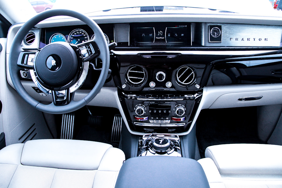 Автомобиль открытые двери rolls royce