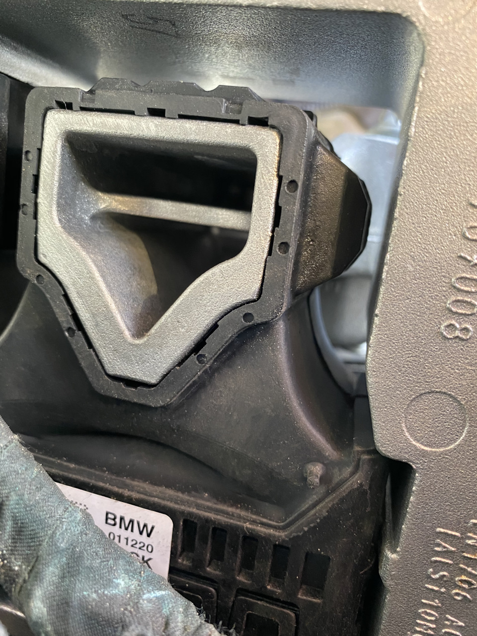 А вот тут уже видны первые отличия, металл стал толще, конструкция резинок изменилась — BMW 2 series Active Tourer (F45)