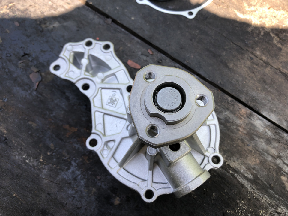 Помпа ОЖ (водяной насос) INA 538033910 — Volkswagen Golf GTI Mk3. Запчасти на фото: 538033910