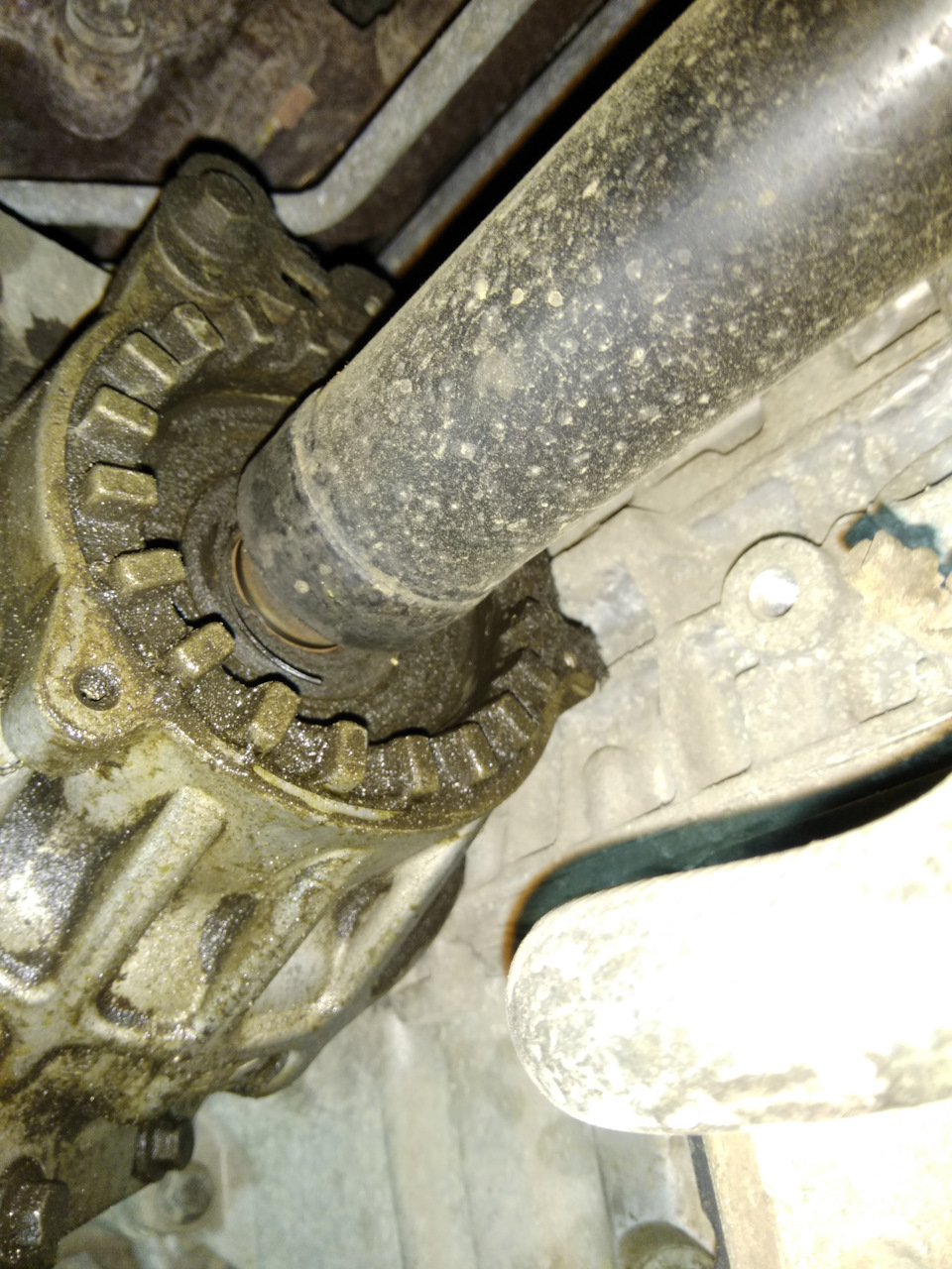 Подтекает угловая передача. Вопрос. — Volvo XC70 II, 2,5 л, 2005 года ...