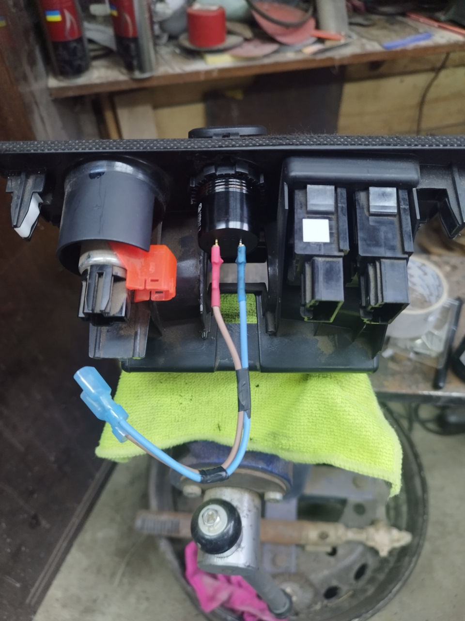 Установка USB зарядки + вольтметр в Мазду 3 БК. Насадка глушителя Мазда ...