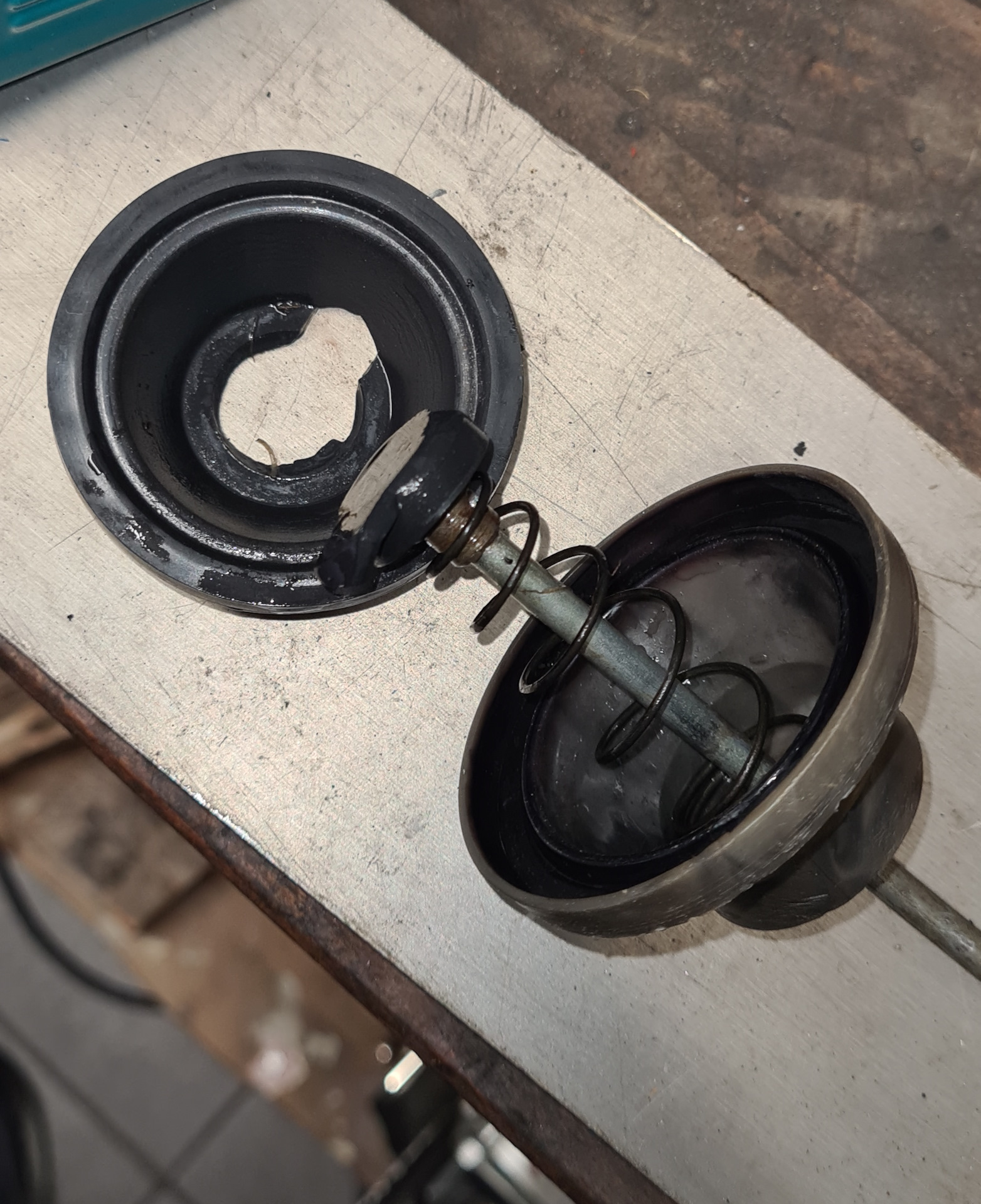 Установка расширительного бачка и электрического бачка омывателя ...