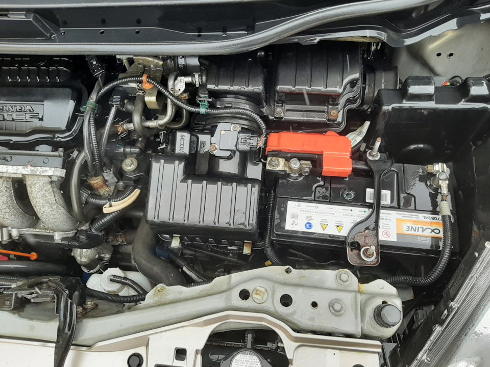 Замена воздушного фильтра — Honda Fit (2G), 1,3 л, 2010 года | плановое ...