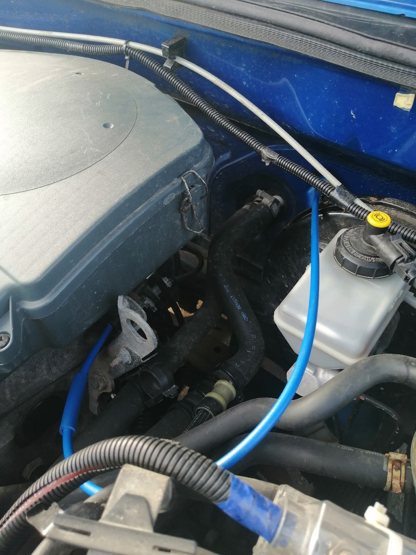 Очередная замена тросика газа — Renault Logan (1G), 1,4 л, 2006 года ...