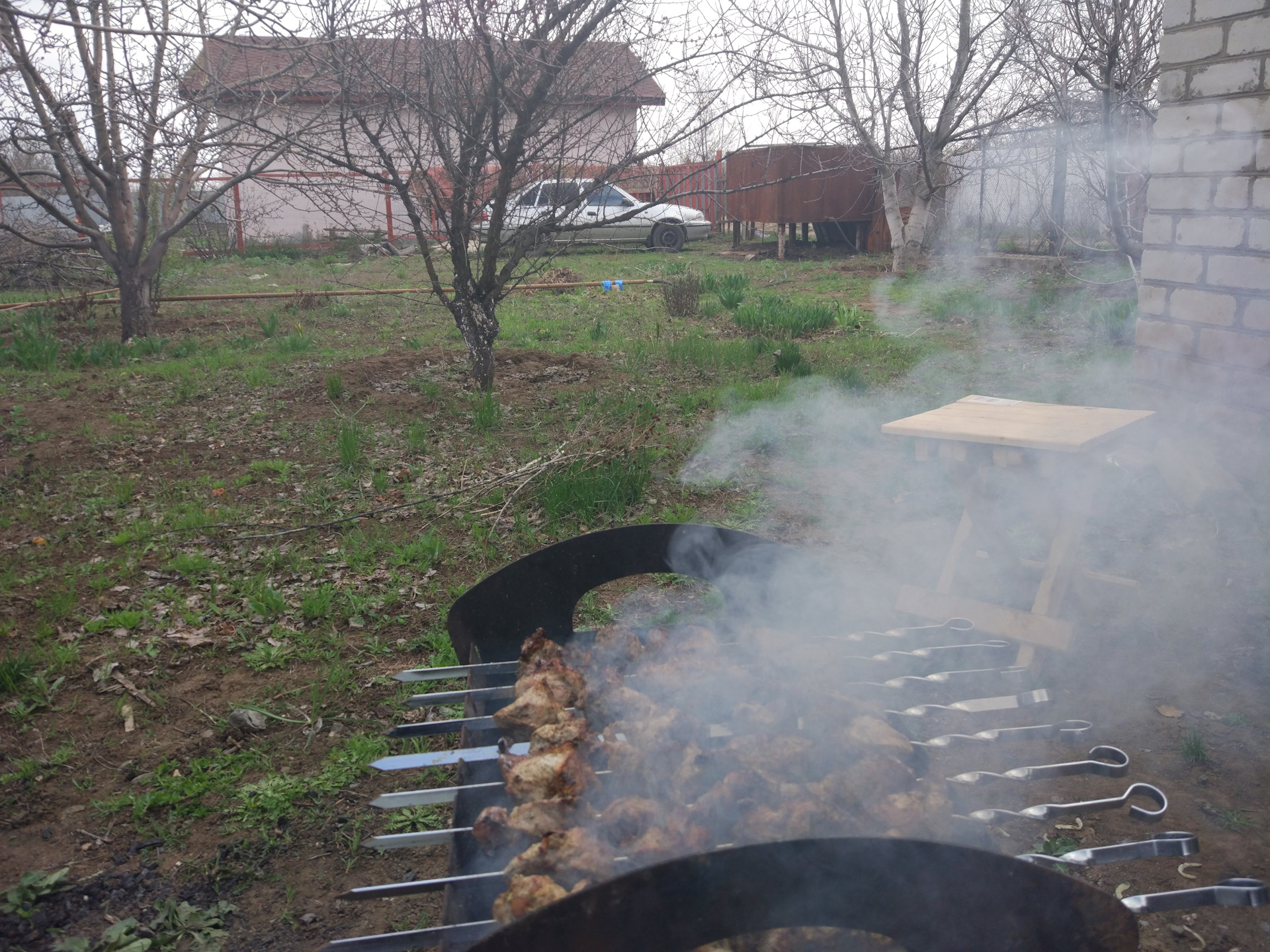 Можно ли жарить шашлыки на даче тюмень. Шашашлык на даче. Шашлыки на даче. Шашлыки штраф дача. Шашлык на даче фото реальное.