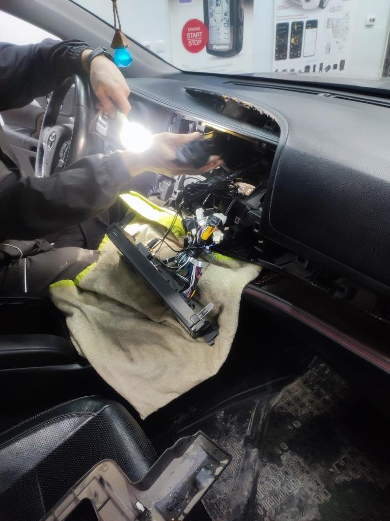 Тухнет экран климат контроля и часы при включении габаритов на Тойота ...