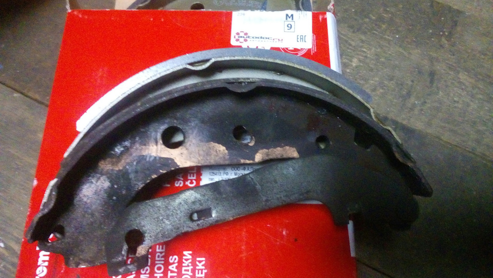 Замена задних барабанных колодок — Ford Focus Sedan II, 1,6 л, 2007 ...