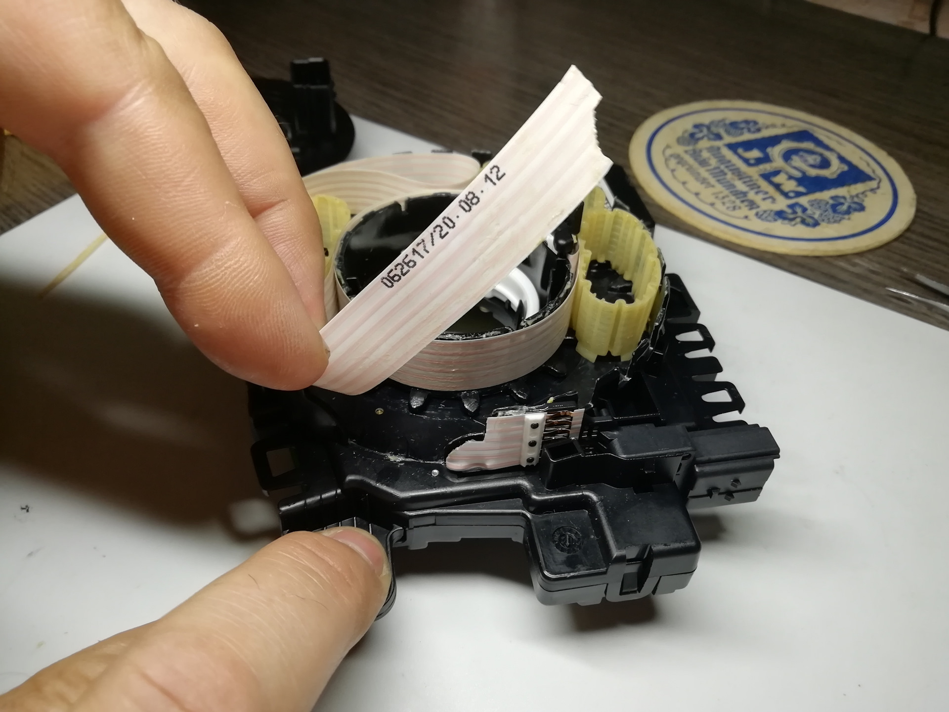 Passat b6 шлейф абс. Подрулевой блок пассат б6. 2108 кольцо подрулевого шлейфа. Опель мокка подрулевой шлейф. Шлейф подрулевого блока.