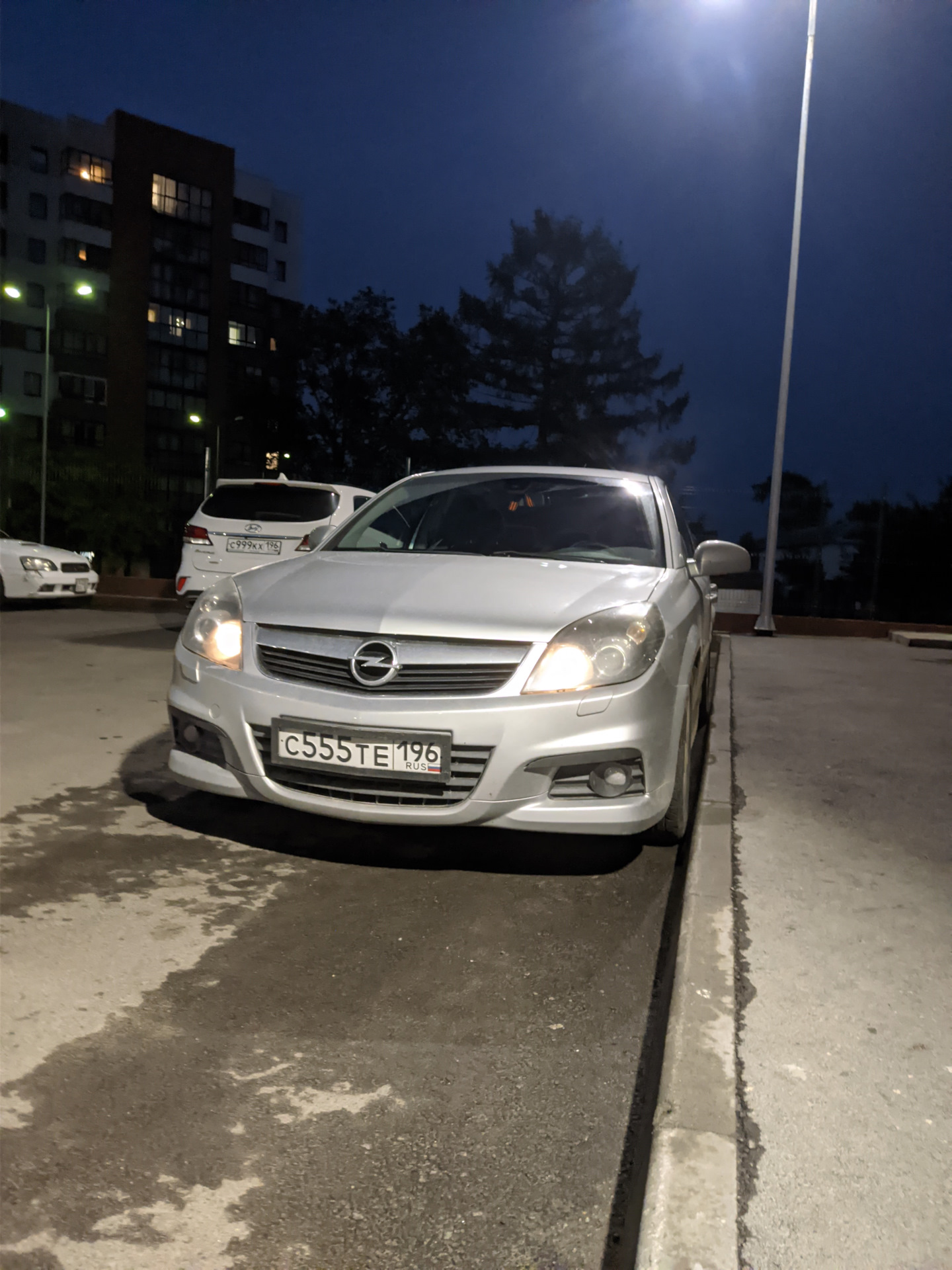 Широкие номерные рамки, раздвоенные габариты, небольшой косяк — Opel ...