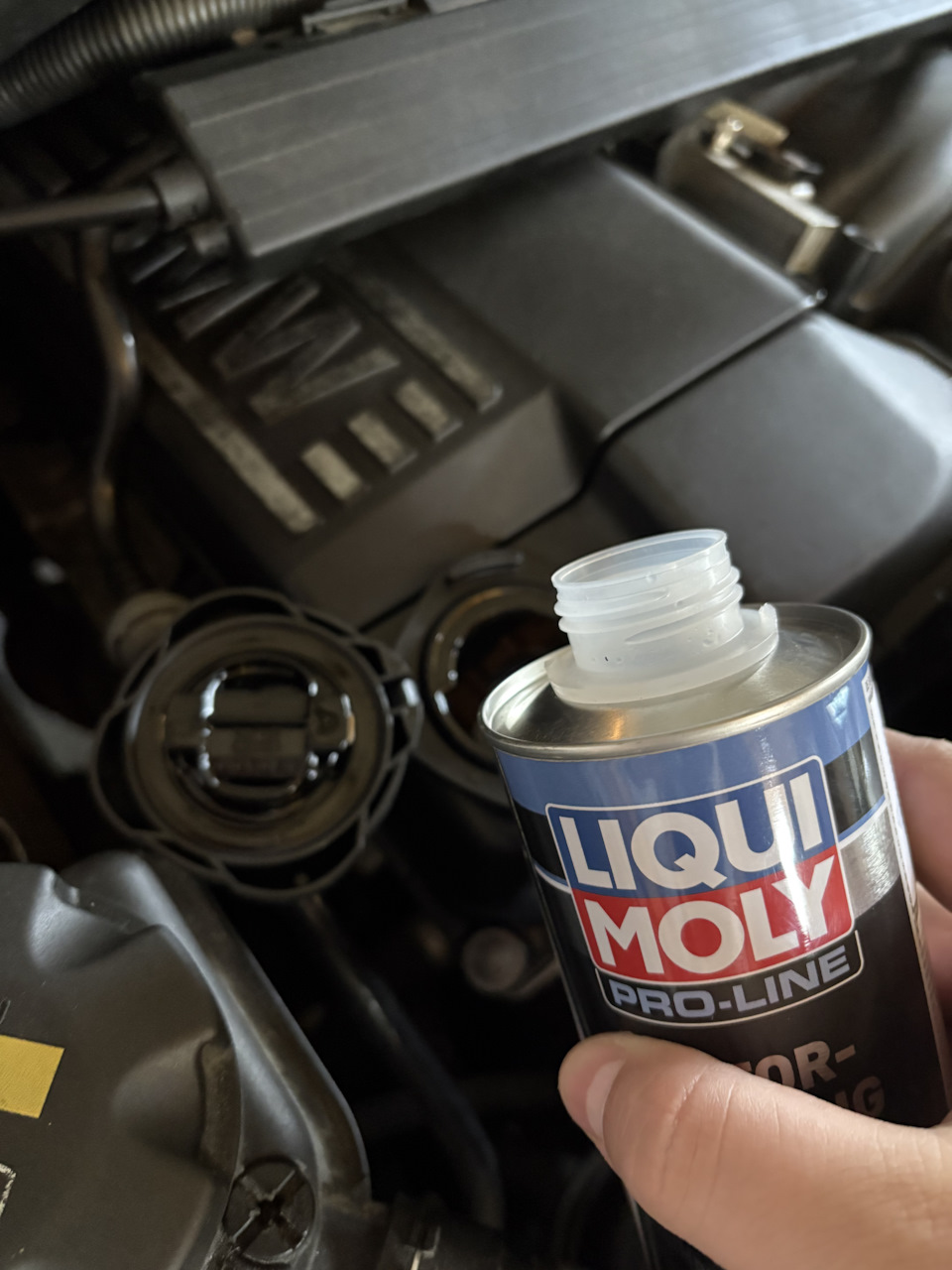 Заливаем промывку🤡 и даем поработать двигатель на холостых оборотах 10-15 минут — BMW 1 series (E81/E87)