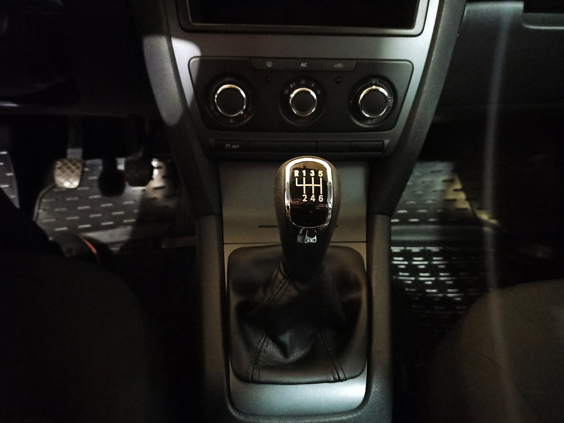 Замена чехла и ручки рычага переключения передач — Skoda Octavia Combi ...