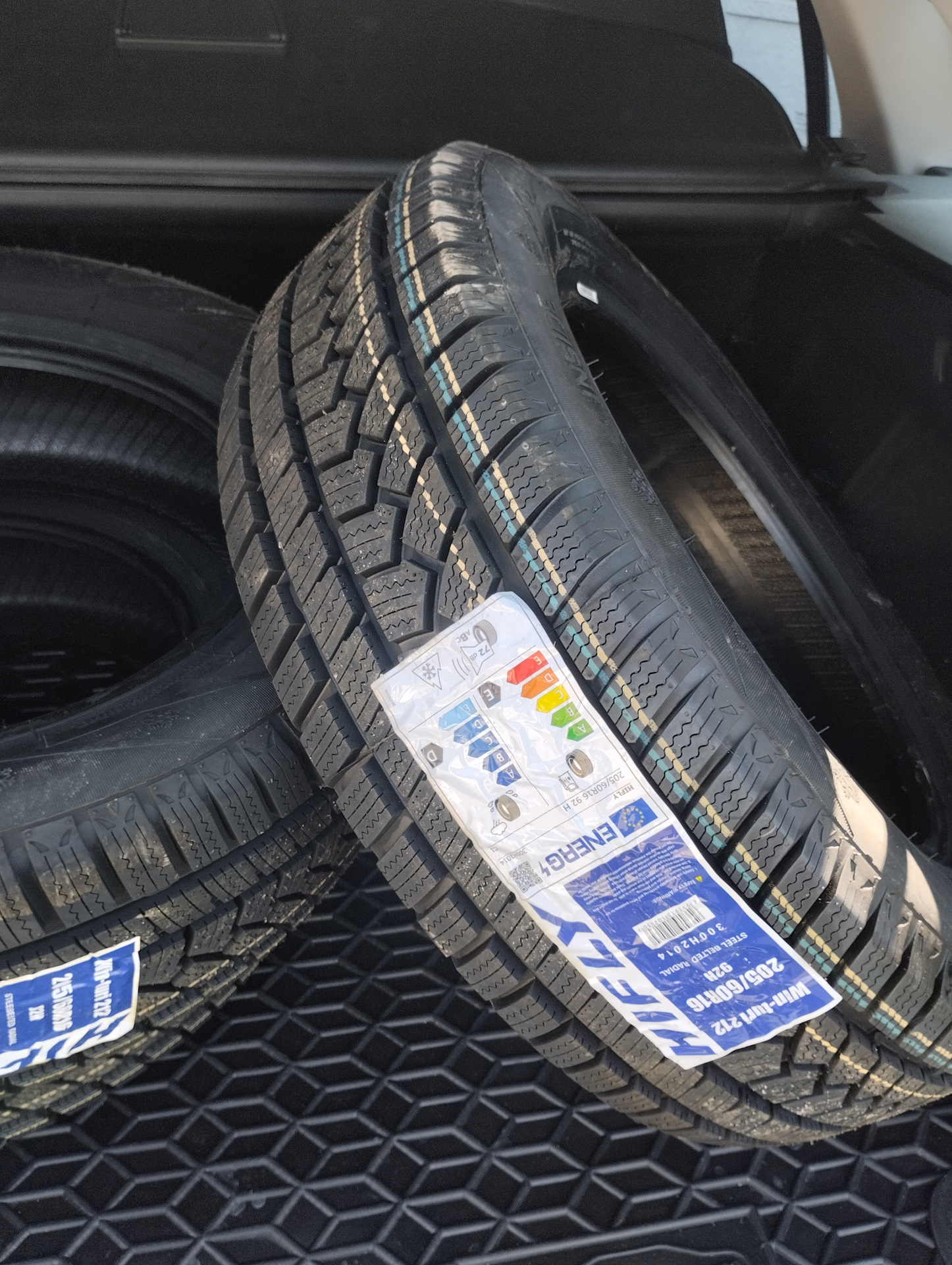 Зима близко, скаты 205/60 R16 +коврики — Renault Megane IV, 1,5 л, 2016 ...